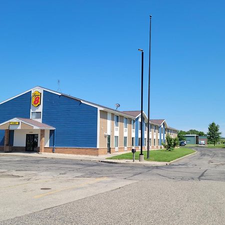 Super 8 By Wyndham Portage Motel Bagian luar foto