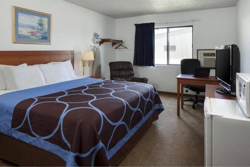 Super 8 By Wyndham Portage Motel Bagian luar foto
