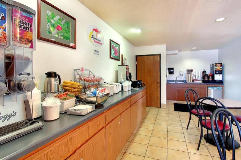 Super 8 By Wyndham Portage Motel Bagian luar foto