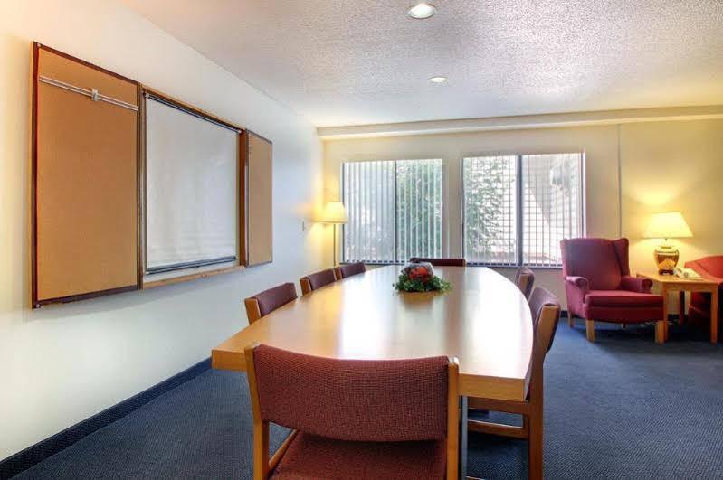 Super 8 By Wyndham Portage Motel Bagian luar foto