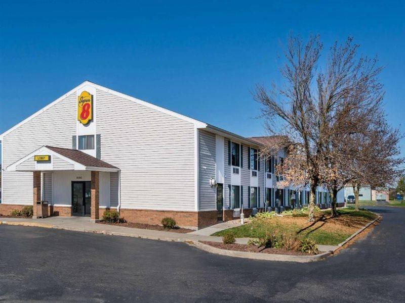 Super 8 By Wyndham Portage Motel Bagian luar foto