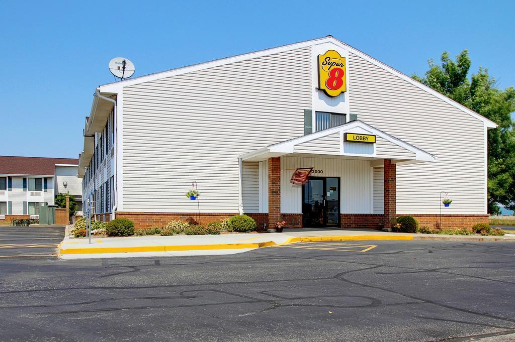 Super 8 By Wyndham Portage Motel Bagian luar foto