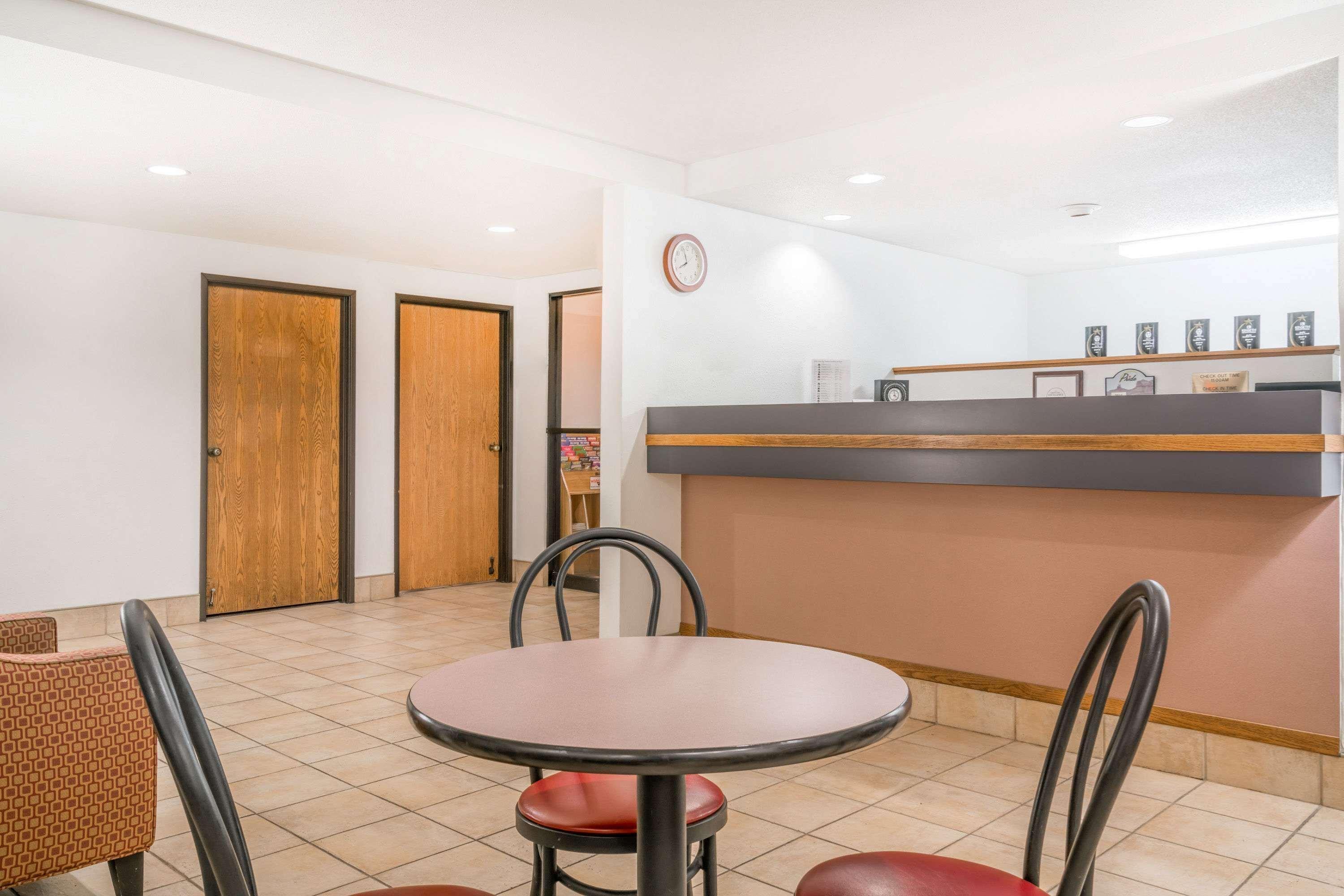 Super 8 By Wyndham Portage Motel Bagian luar foto