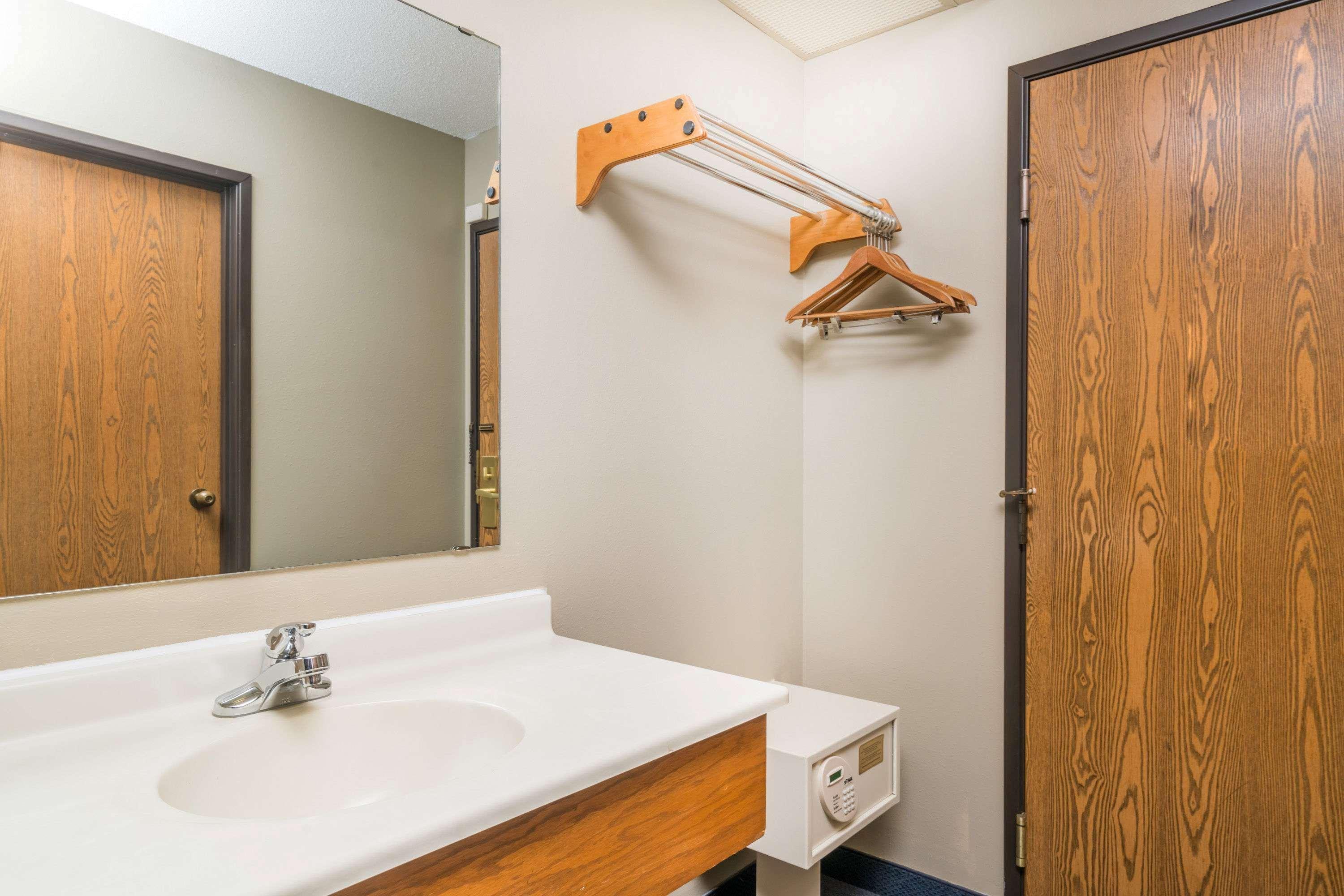 Super 8 By Wyndham Portage Motel Bagian luar foto
