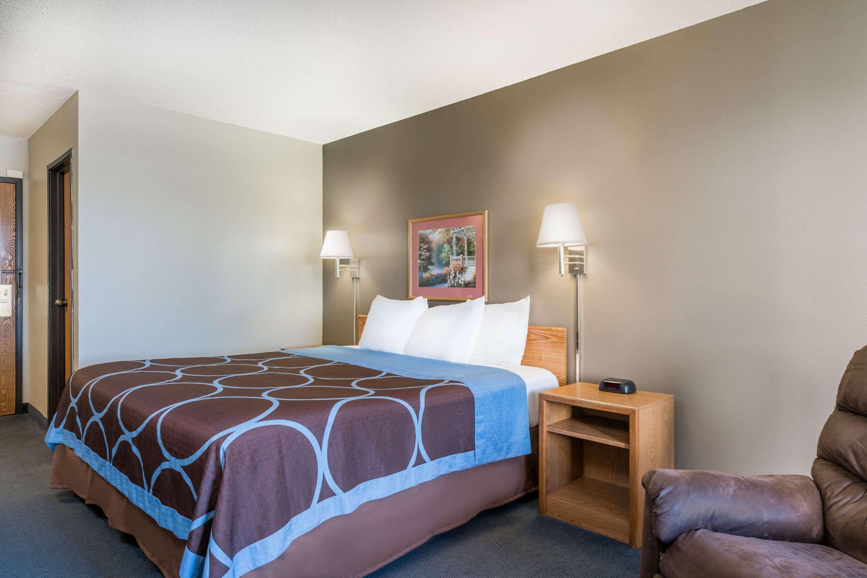 Super 8 By Wyndham Portage Motel Bagian luar foto