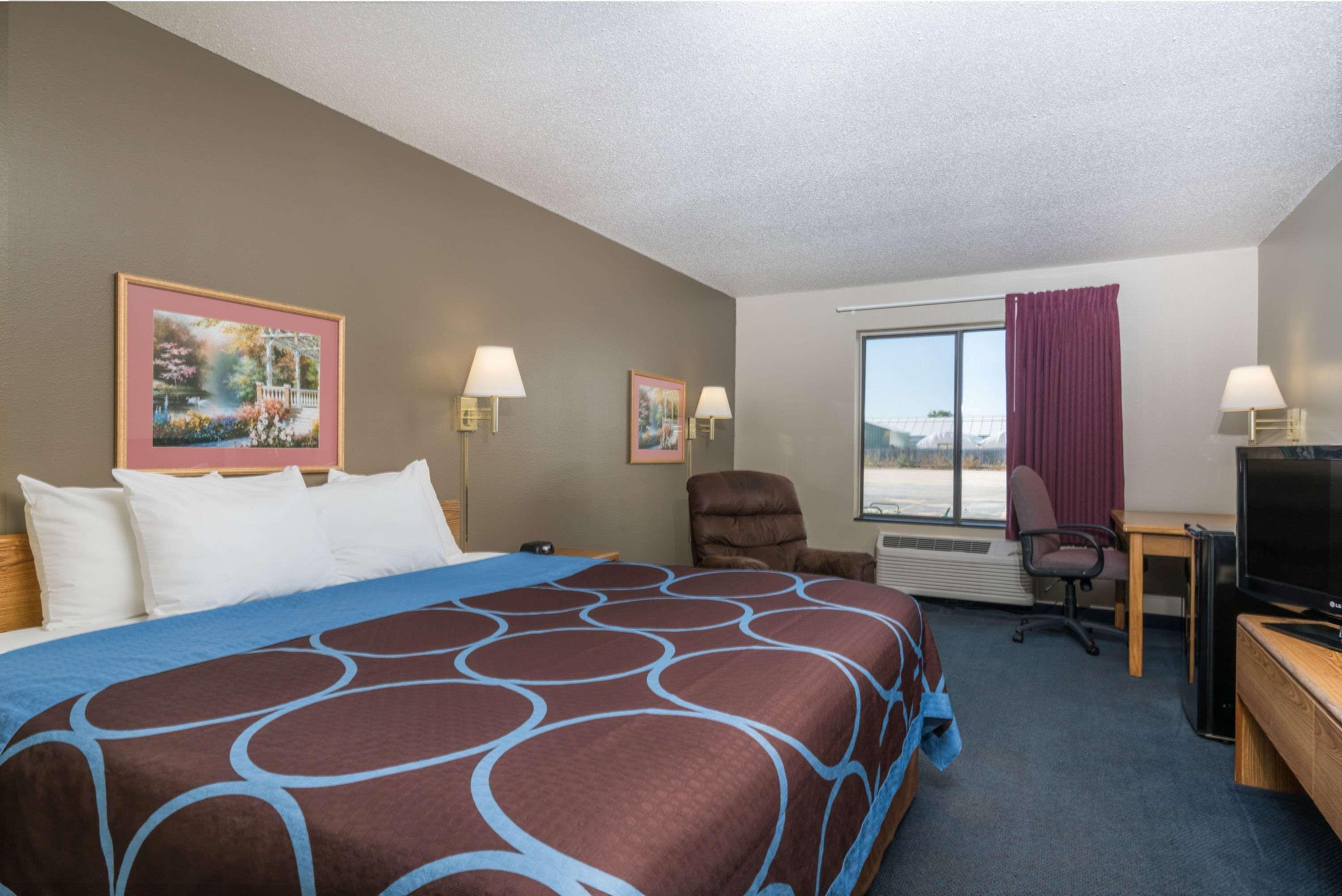 Super 8 By Wyndham Portage Motel Bagian luar foto