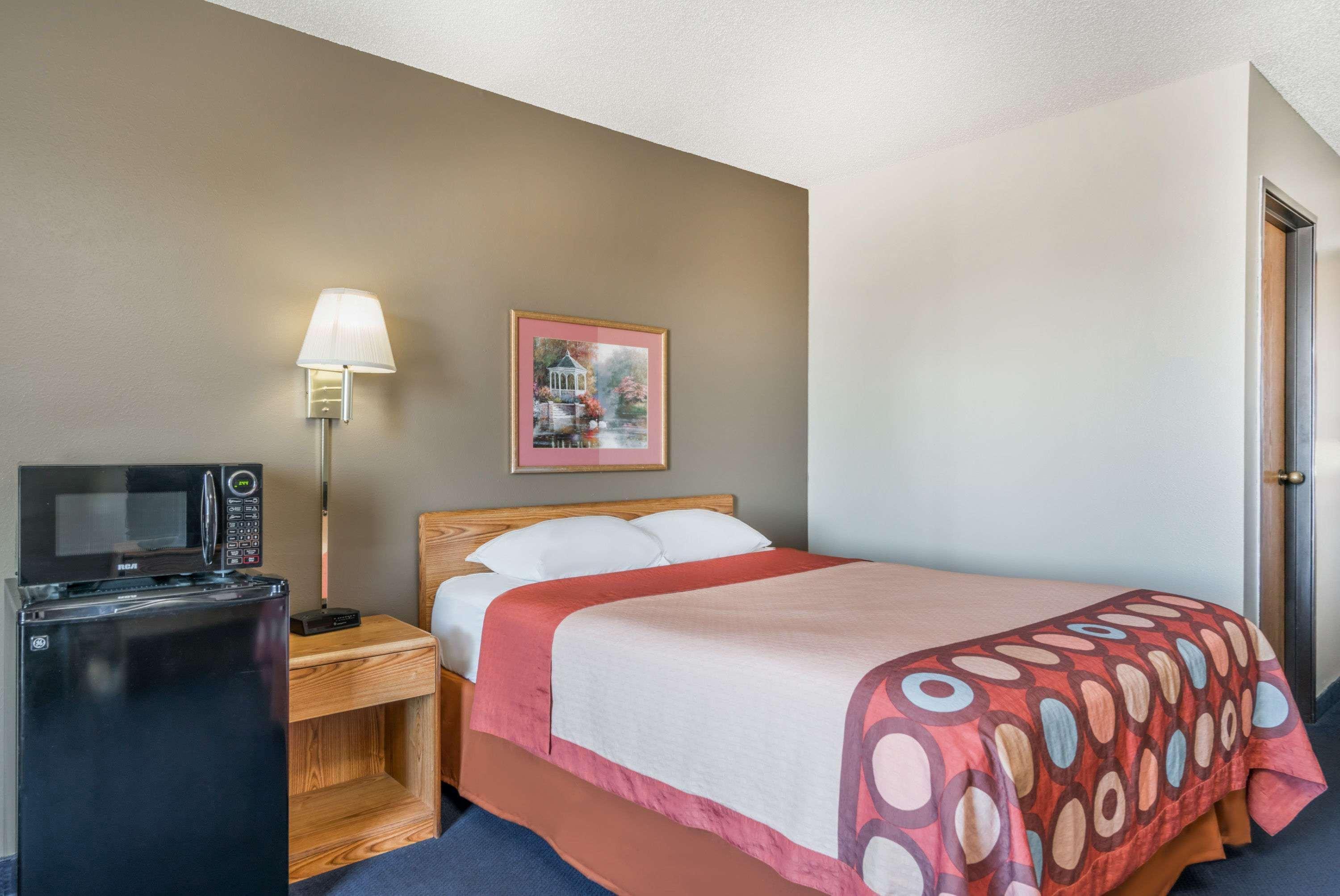 Super 8 By Wyndham Portage Motel Bagian luar foto