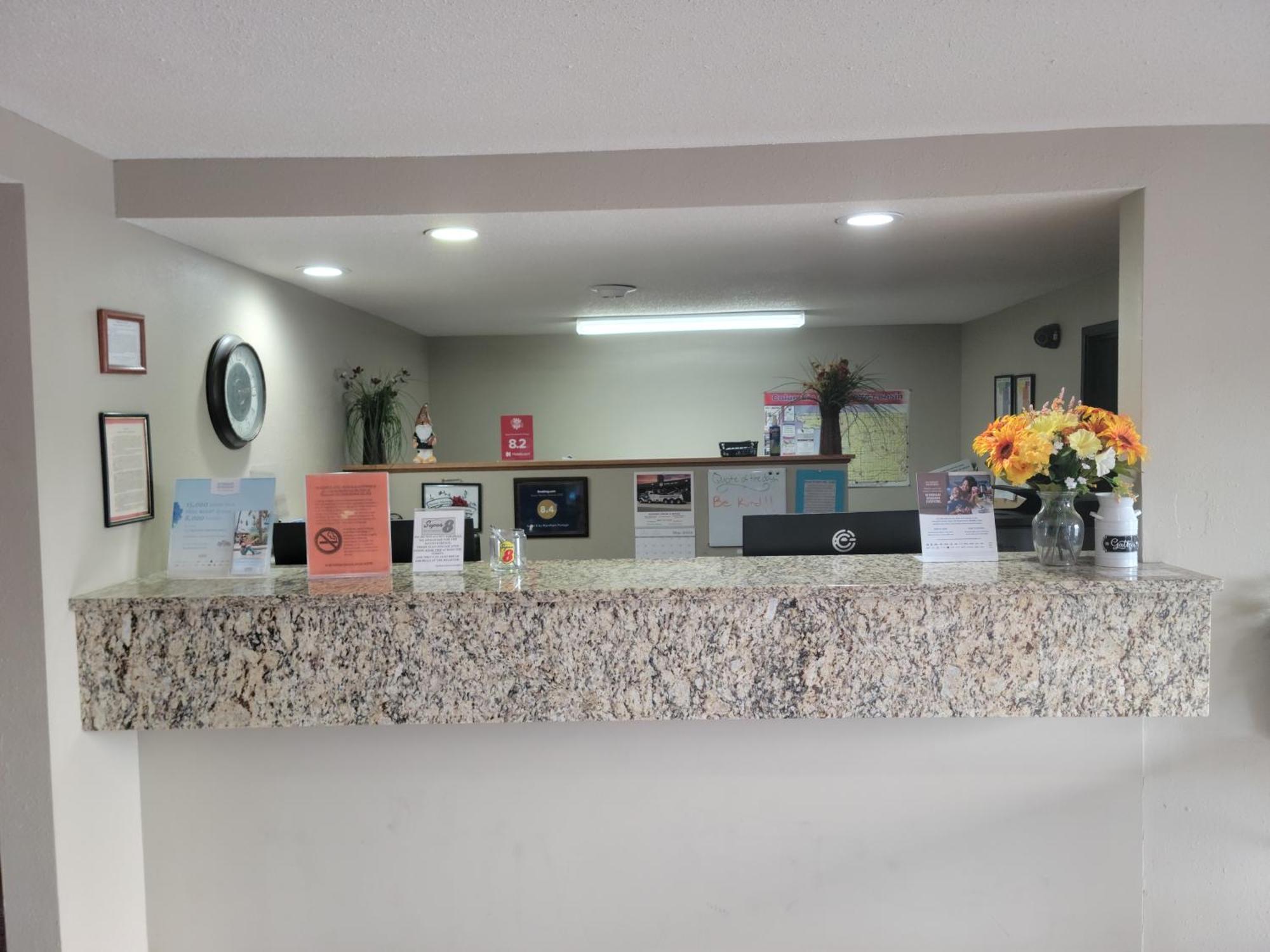 Super 8 By Wyndham Portage Motel Bagian luar foto