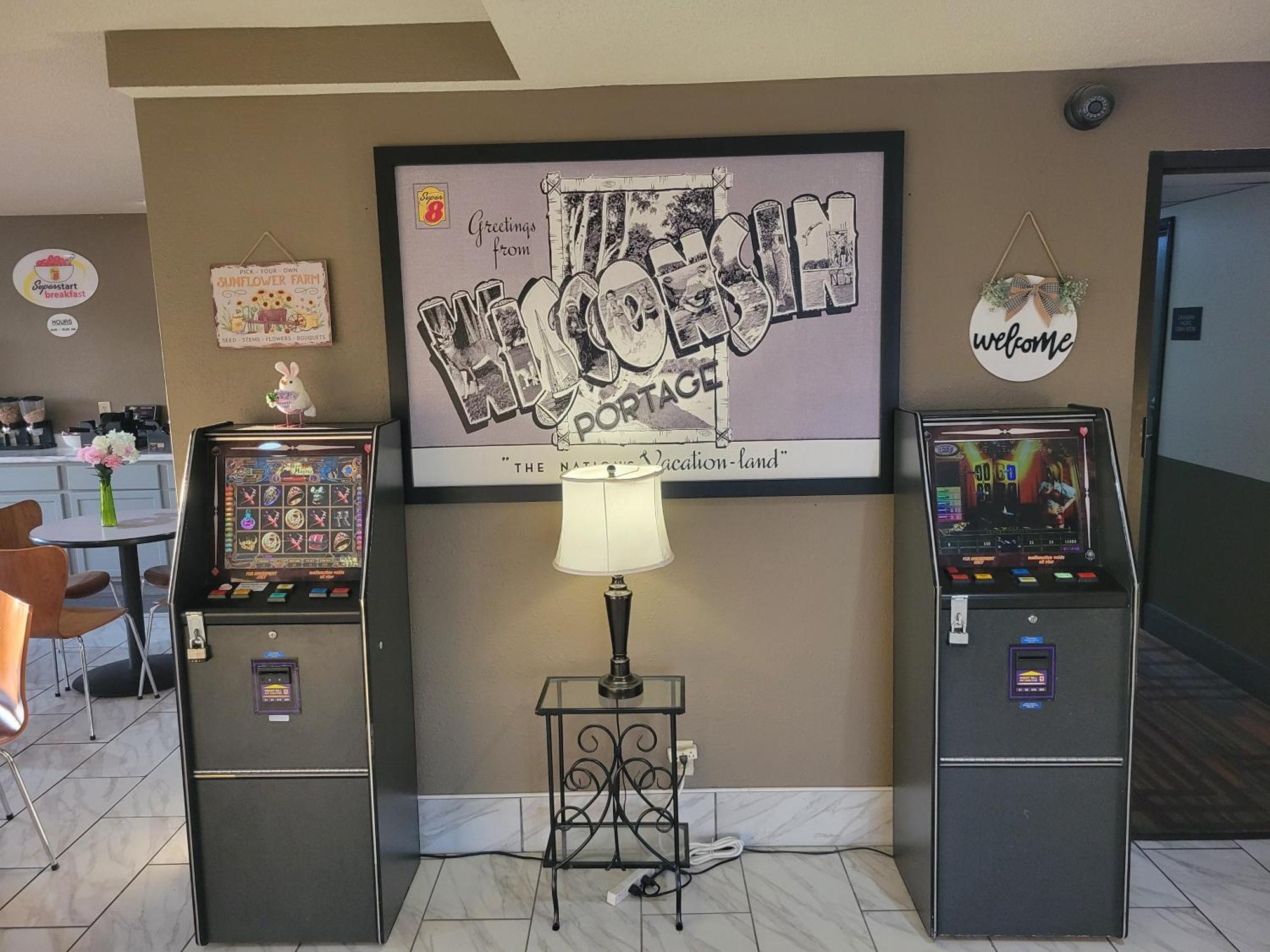Super 8 By Wyndham Portage Motel Bagian luar foto