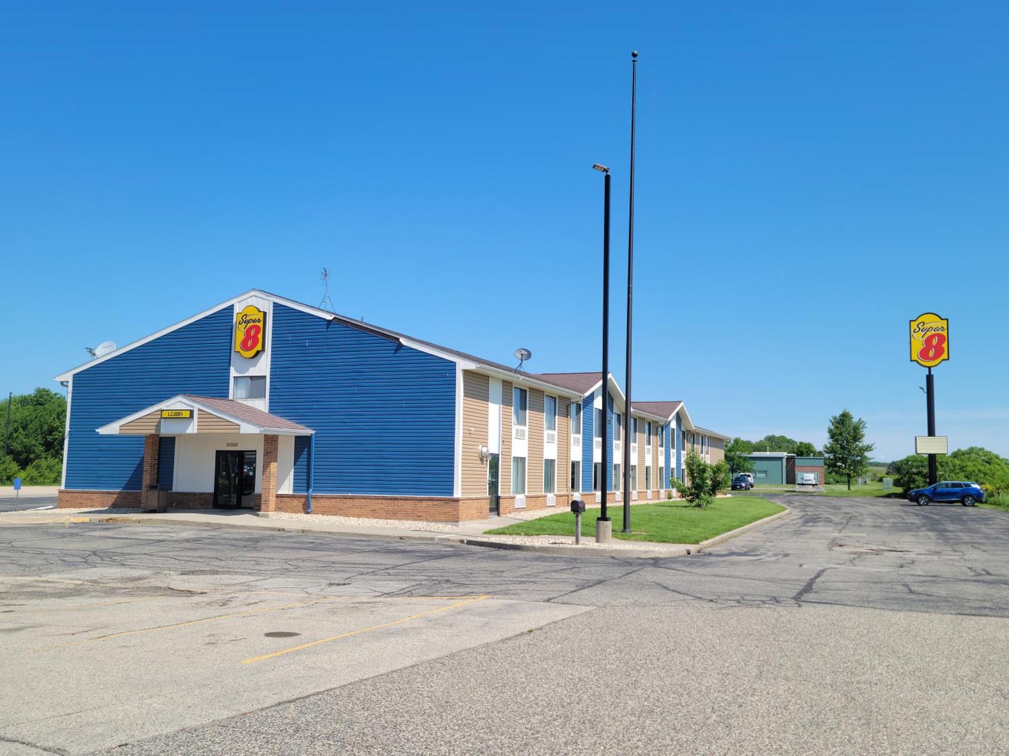 Super 8 By Wyndham Portage Motel Bagian luar foto