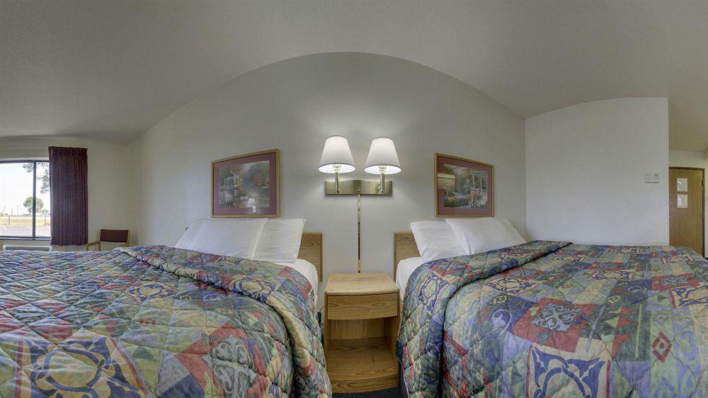 Super 8 By Wyndham Portage Motel Bagian luar foto