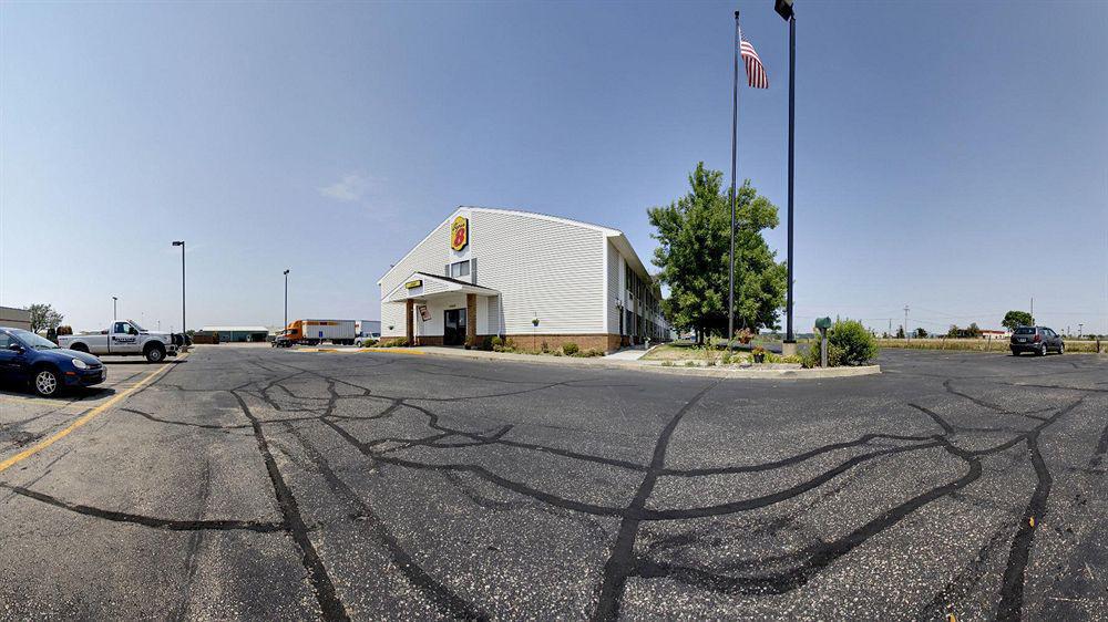 Super 8 By Wyndham Portage Motel Bagian luar foto