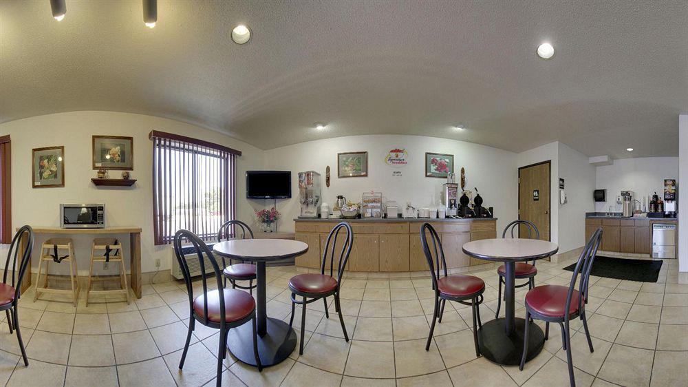 Super 8 By Wyndham Portage Motel Bagian luar foto